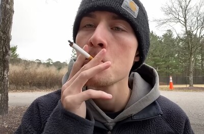 Лечение зависимости от табакокурения в Кеми Мужчина с сигаретой делает затяжку