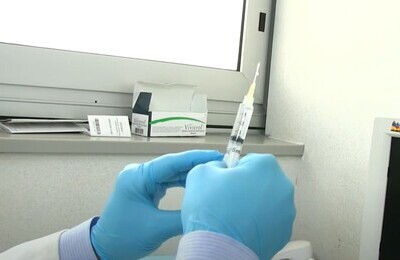 Проведение кодирования Вивитролом в Кеми Шприц с Вивитролом в руках у врача